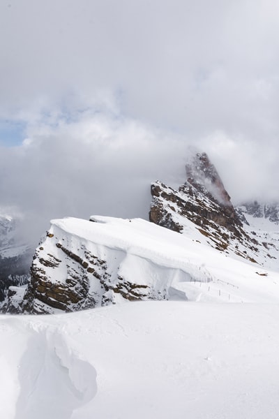 阴天雪山